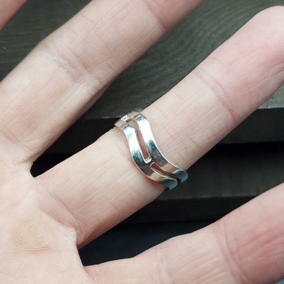 Size 5.75 Sterling Silver Thick Cool Wavy Design Band Ring - Picture 2 of 6